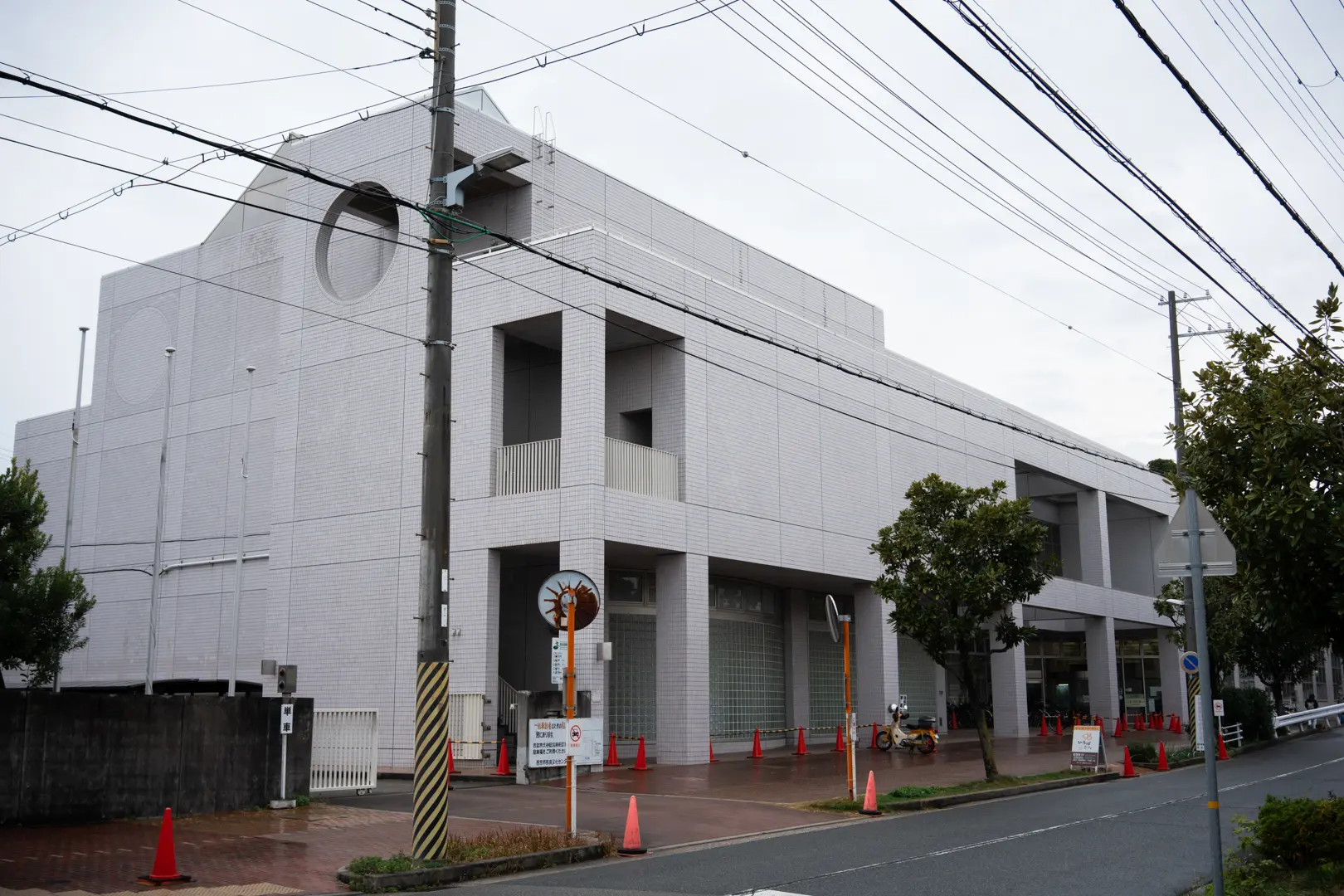 长门现在应该在里面看书吧